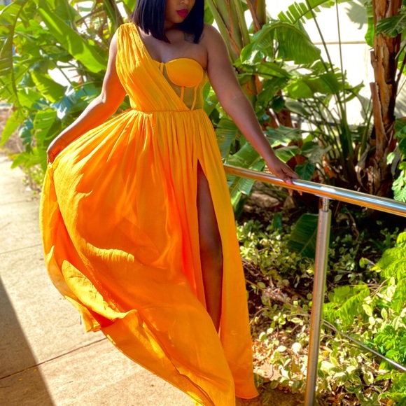 miss circle Dresses & Skirts - Must go just sitting in my closet lol